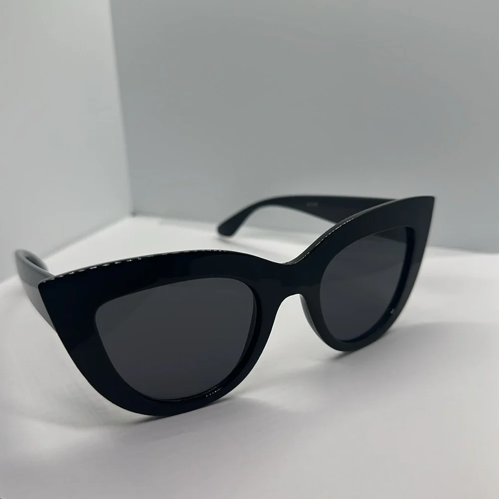 NWT Chic Black Cat Eye Sunglasses - UVProtection - Vintage Inspired Glamour